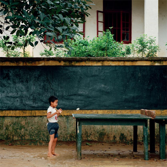 看到39年前偷拍的中国孩子,才明白为什么如今每5个孩子就有1个抑郁倾